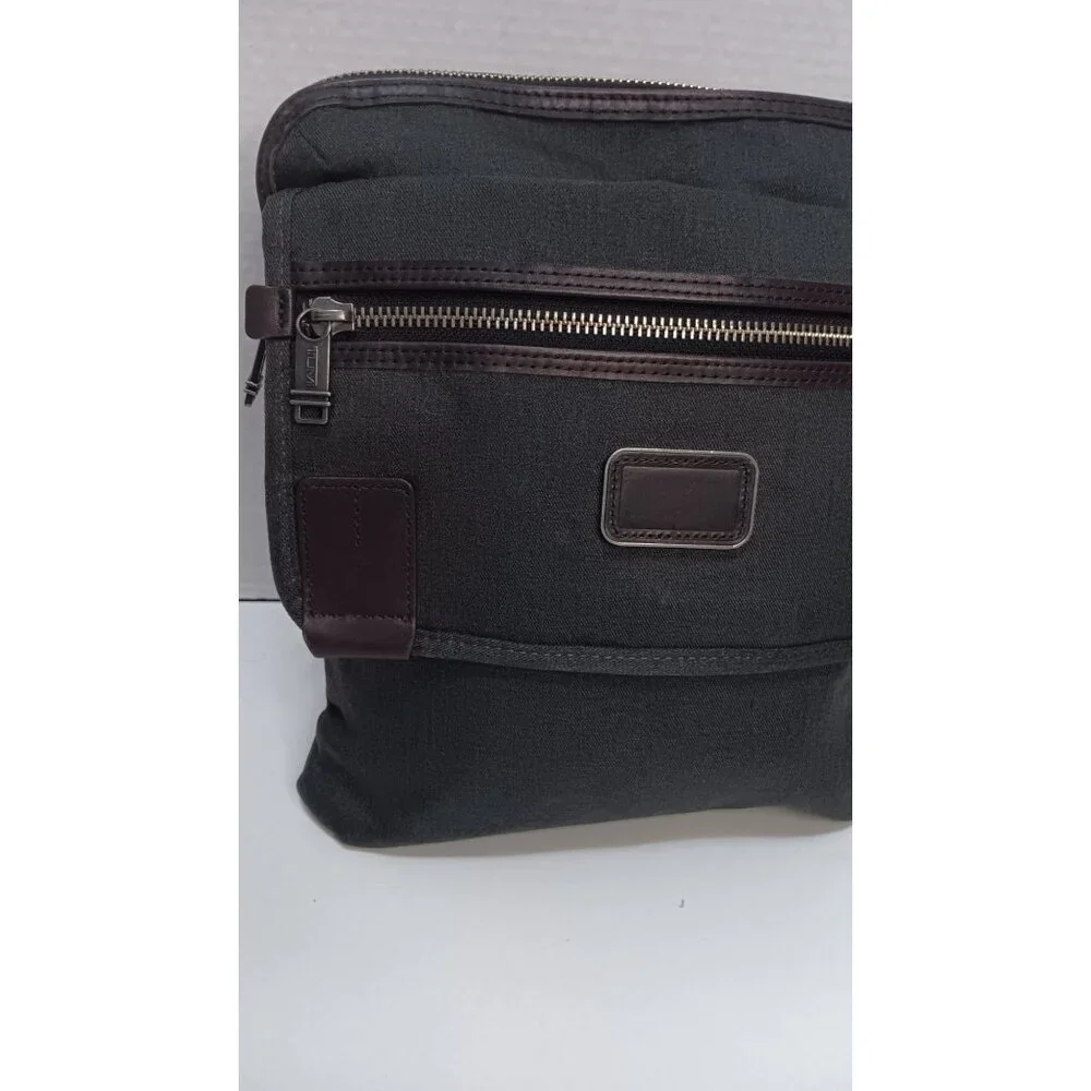 Tumi Grey Annapolis City Work Travel Lined Logo Classic Crossbody Handbag